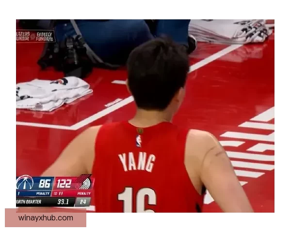 杨瀚森6分4篮板遭恶意抱摔裁判判罚引球迷狂嘘